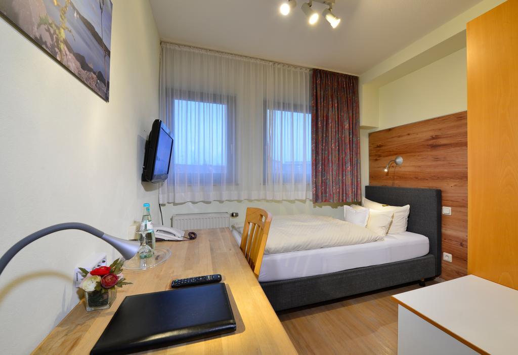 Hotel & Wirtshaus Hansen Бергиш-Гладбах Экстерьер фото